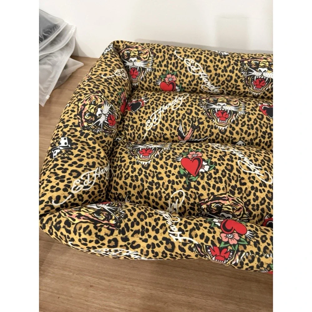 Ed Hardy Pet Cuddler Pet Dog Bed Medium 28x22 Leopard Tiger Hearts Plush NWT